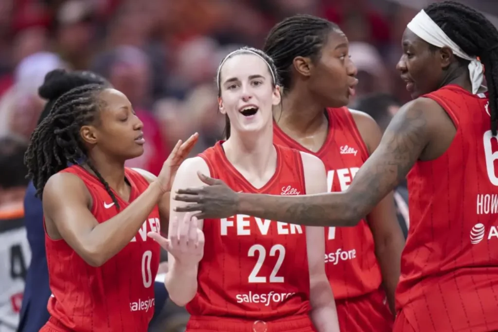 Apabullante Caitlin Clark: triple-doble para empezar