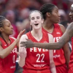 Apabullante Caitlin Clark: triple-doble para empezar